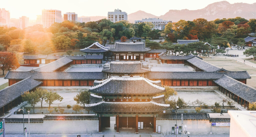 Honghwamun - Ihwadong, Seoul (photo by Bundo Kim from Unsplash)