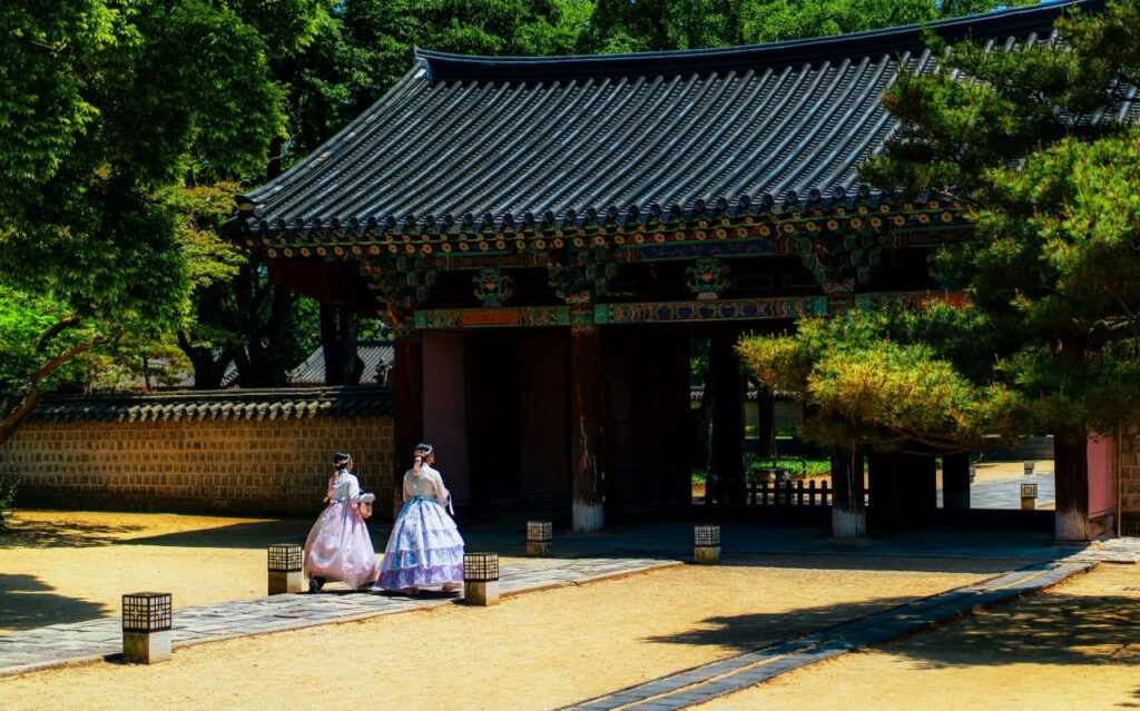 Jeonju Hanok Village photo by Mos Sukjaroenkraisri from Unsplash