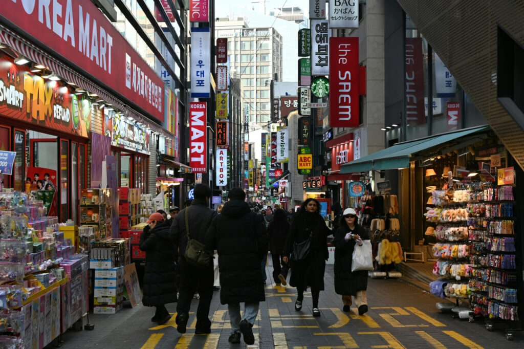 Myeongdong back street (photo by Zhang Ziyu from Unsplash)