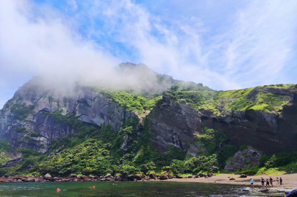 Adnan-Ami-ilchulro-jeju-unsplash
